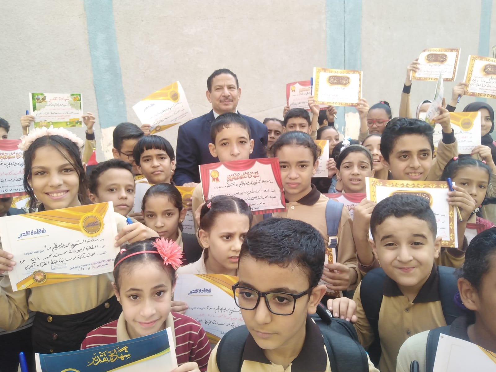 توزيع جوائز مسابقة القرآن الكريم بمدرسة الشهيد محمد عبد العظيم الابتدائية رقم 2 بإدارة المعصرة