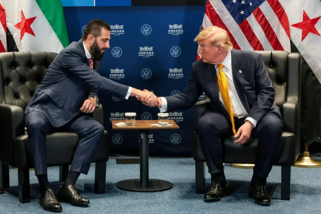 الرئيس السوري أحمد الشرع يصافح الرئيس الأميركي دونالد ترمب في أنقرة على هامش قمة الناتو 8 يوليو الماضي (رويترز)