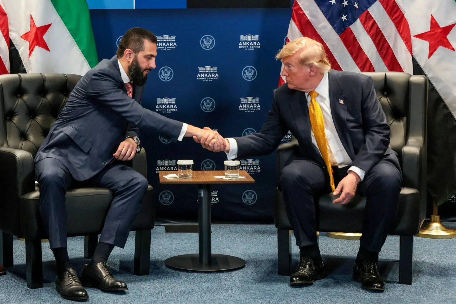 الرئيس السوري أحمد الشرع يصافح الرئيس الأميركي دونالد ترمب في أنقرة على هامش قمة الناتو 8 يوليو الماضي (رويترز)